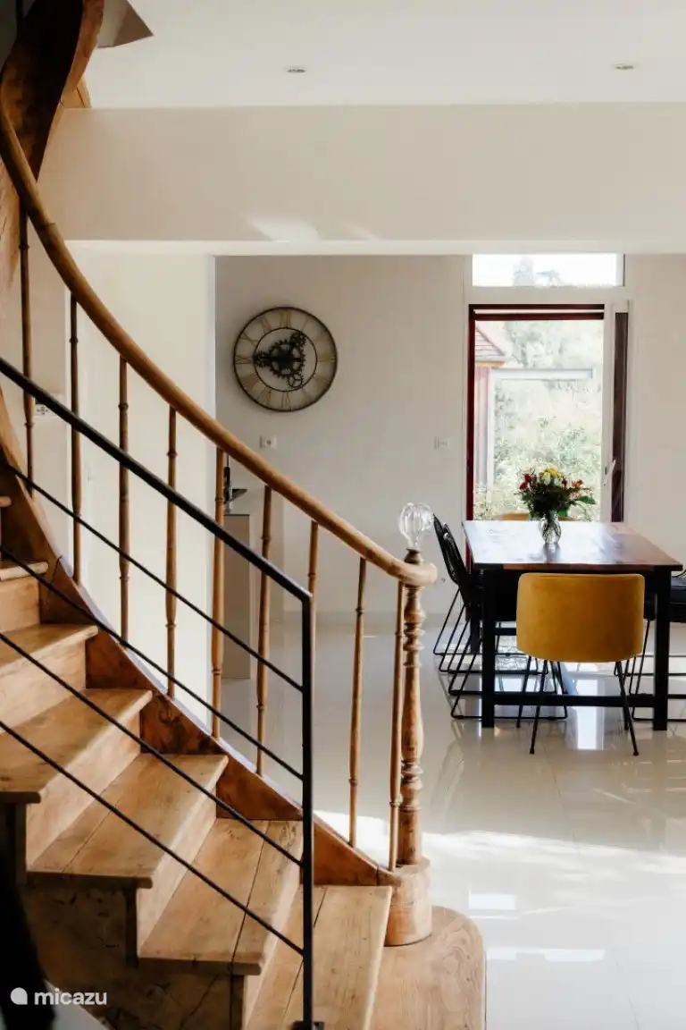 Essbereich und Treppe zum ersten Stock