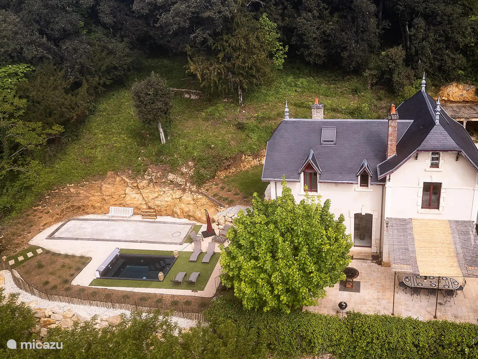 Haus, Swimmingpool und großer Garten