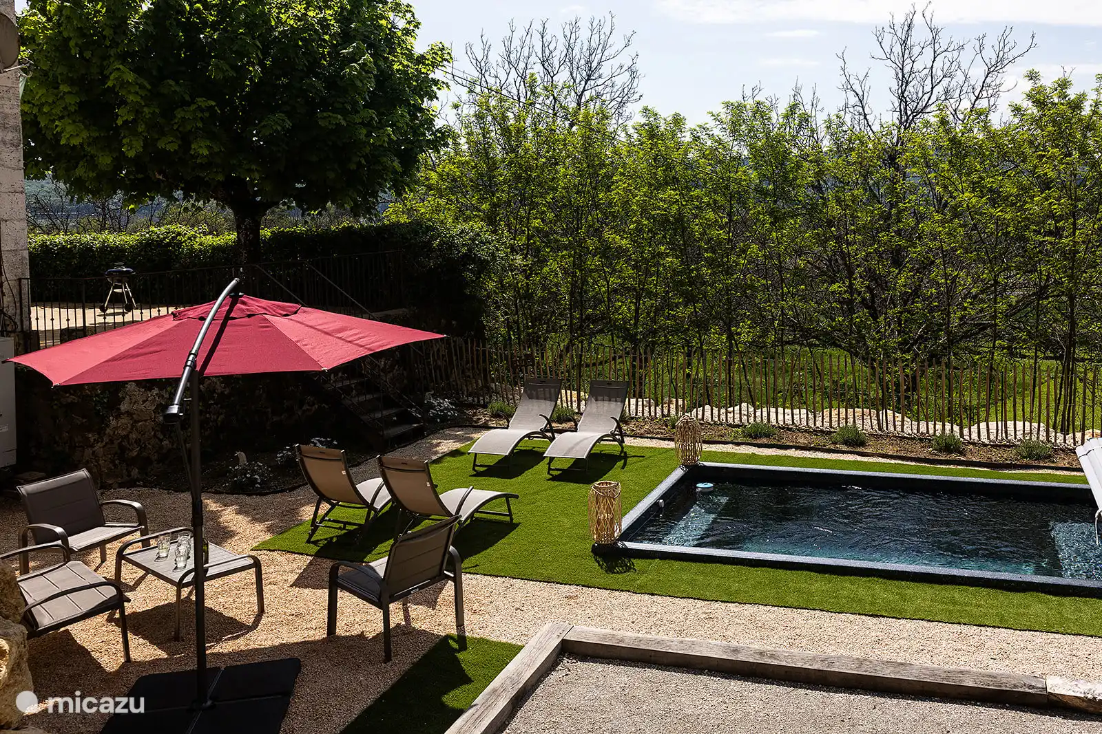 Terrasse und Swimmingpool