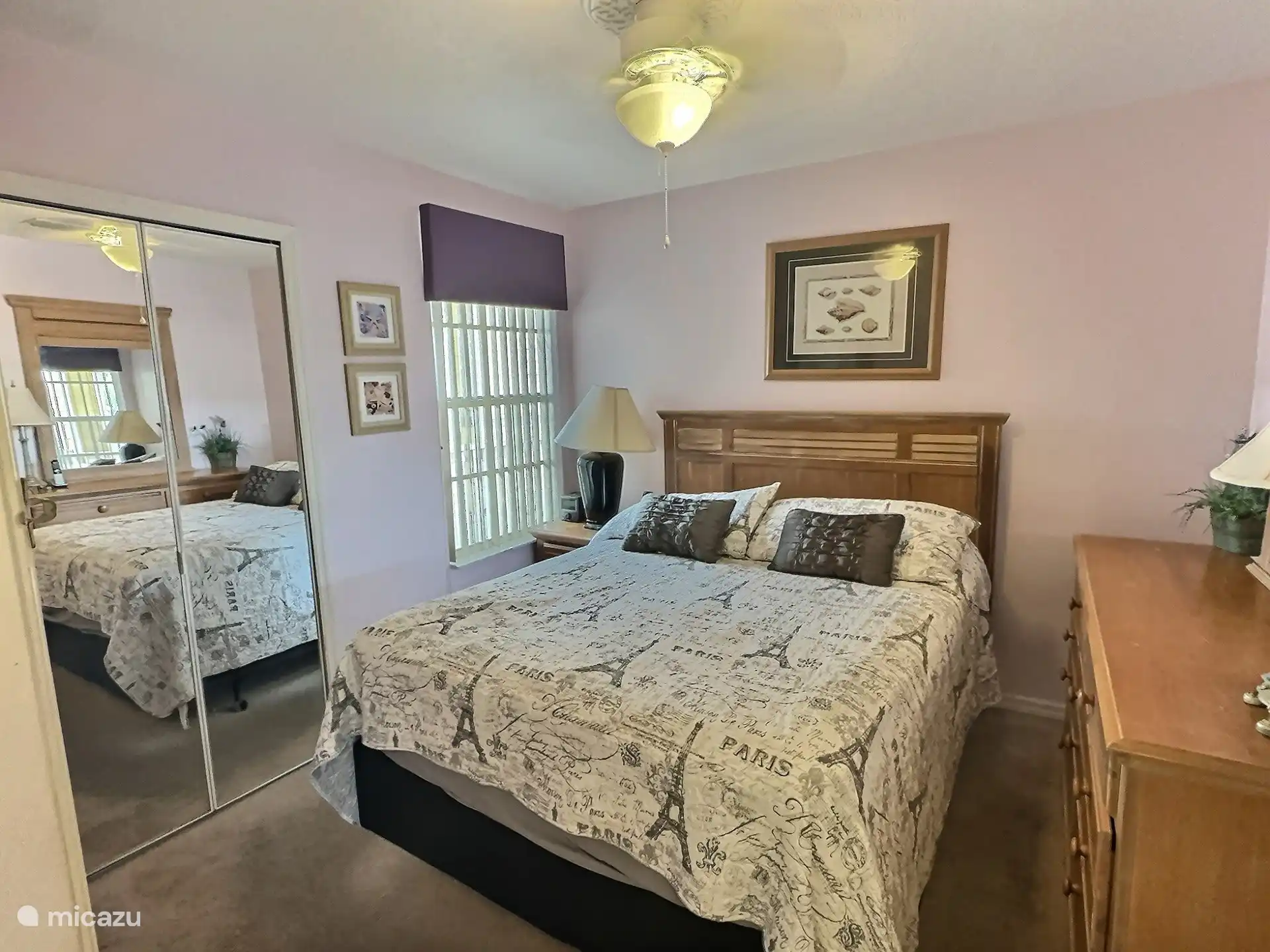 Schlafzimmer mit Queensize-Bett