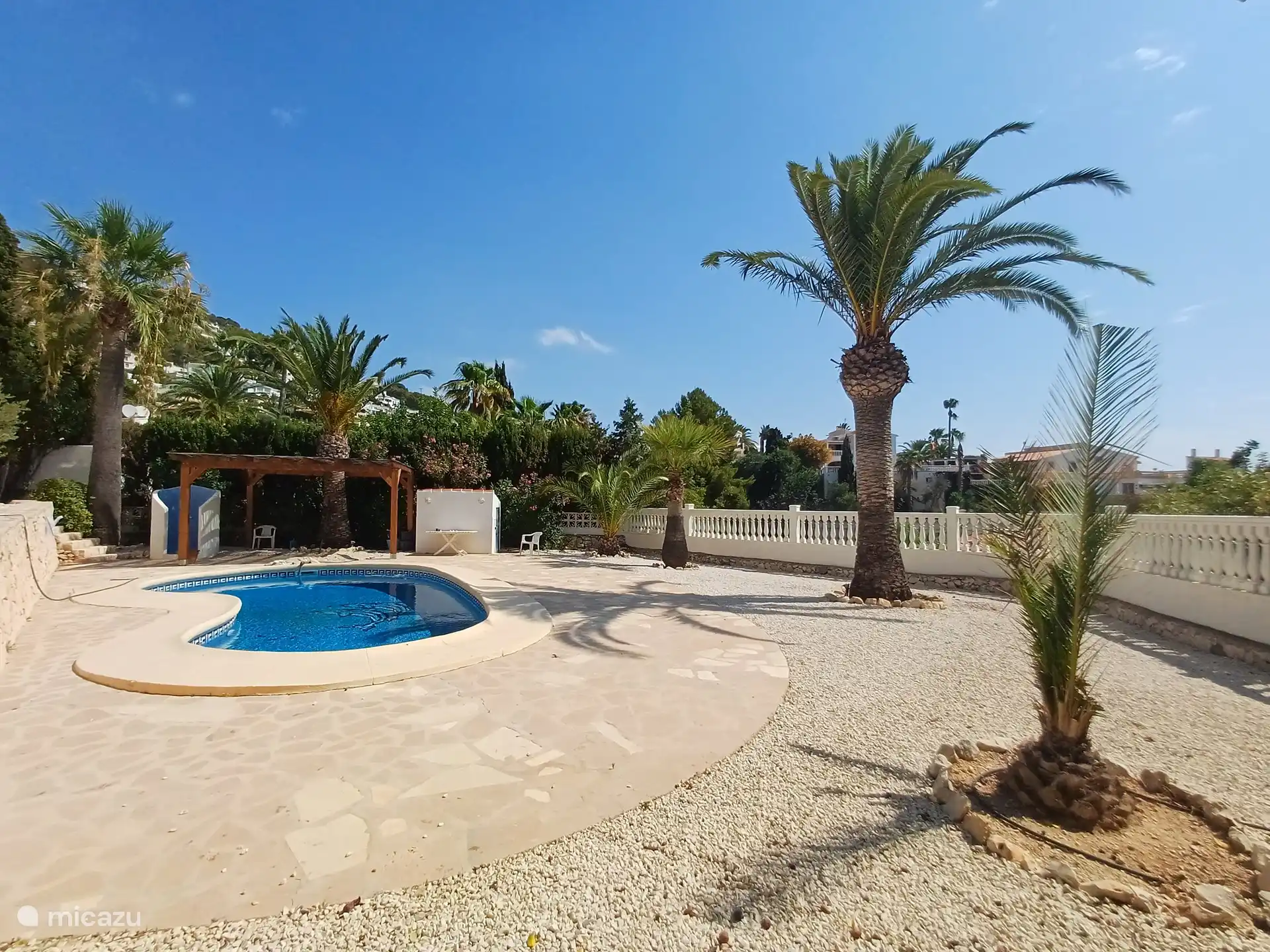 Terrasse im Erdgeschoss mit privatem Pool