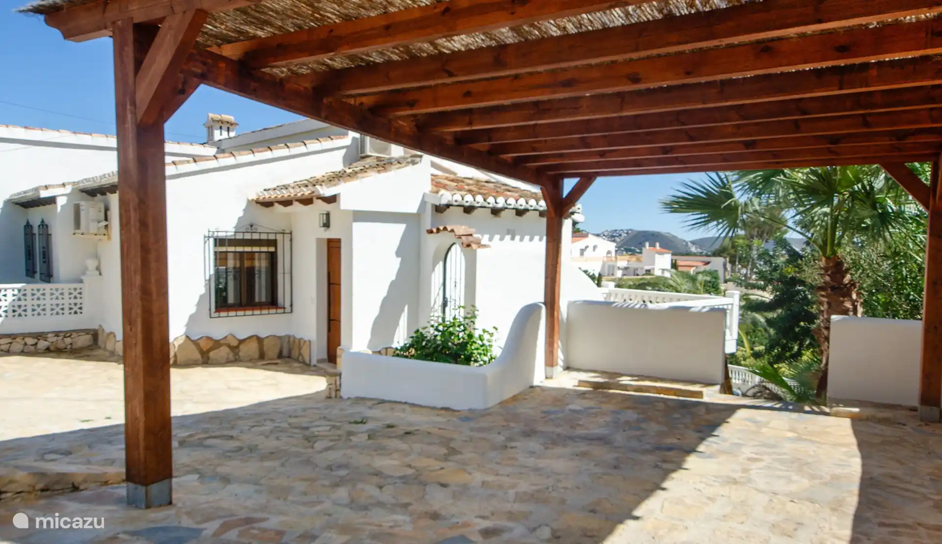 Vor dem Haus mit Parkplatz für mehrere Autos.