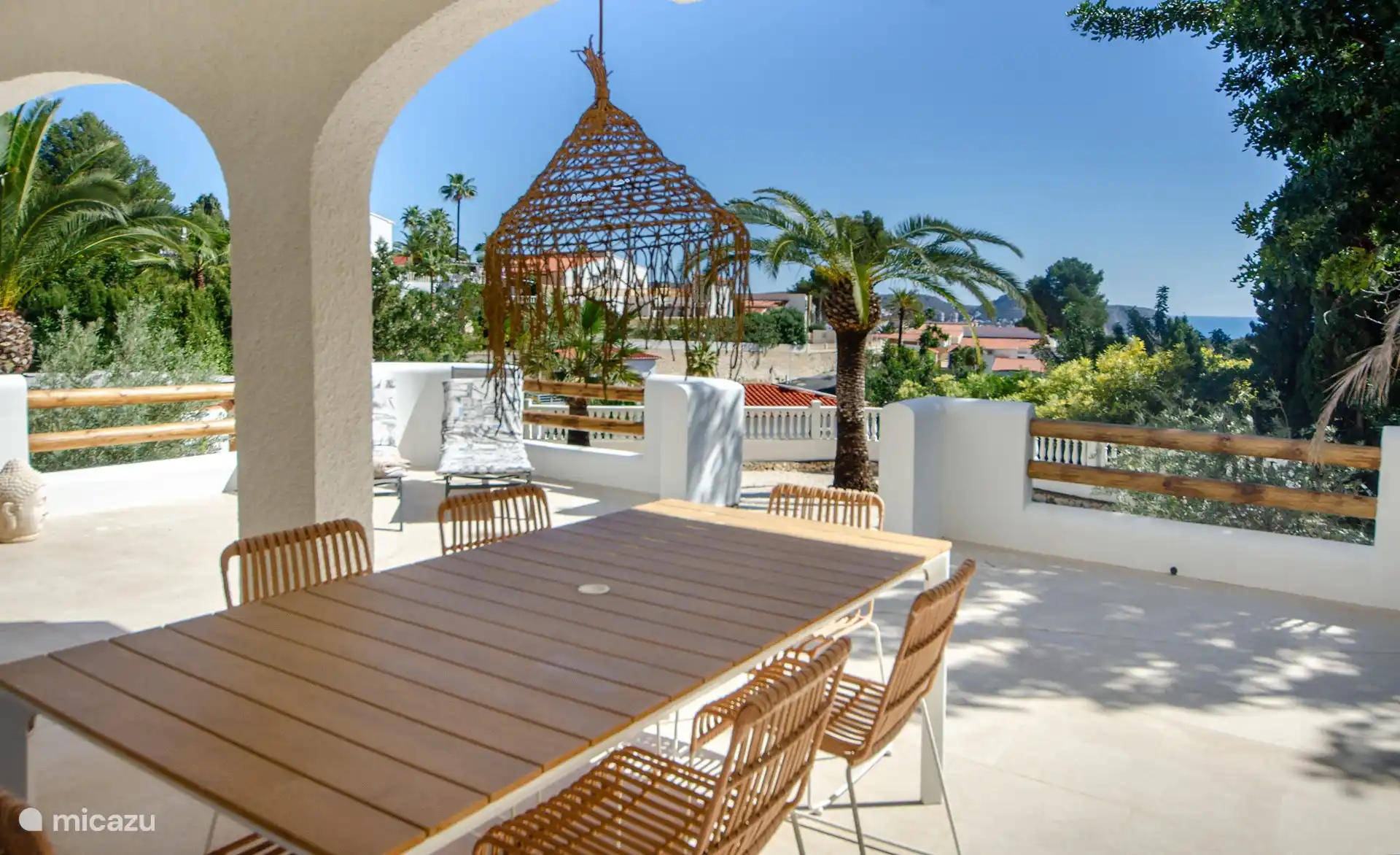 Essbereich auf überdachter Terrasse neben dem Pool