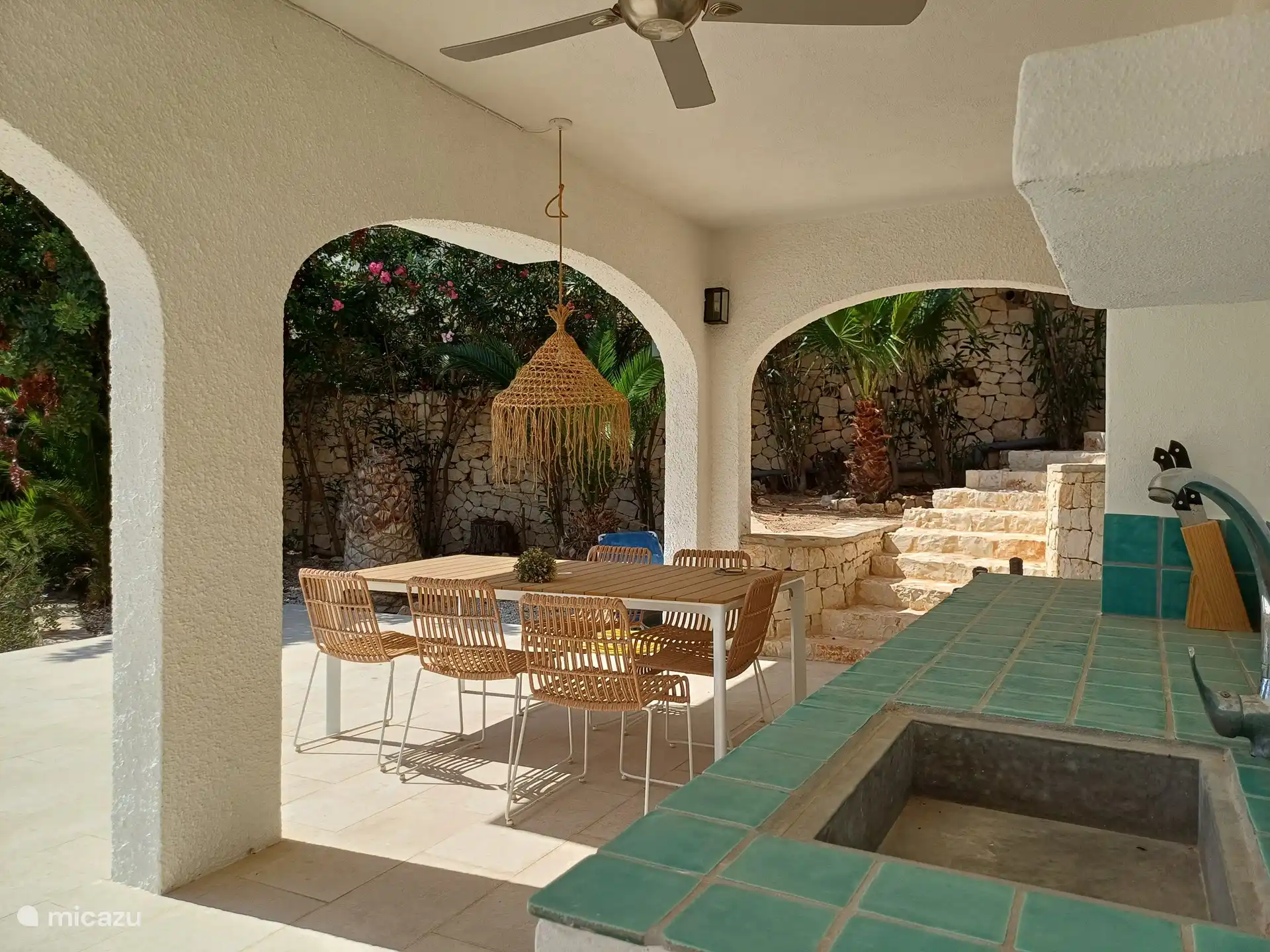 Außenküche auf der überdachten Terrasse