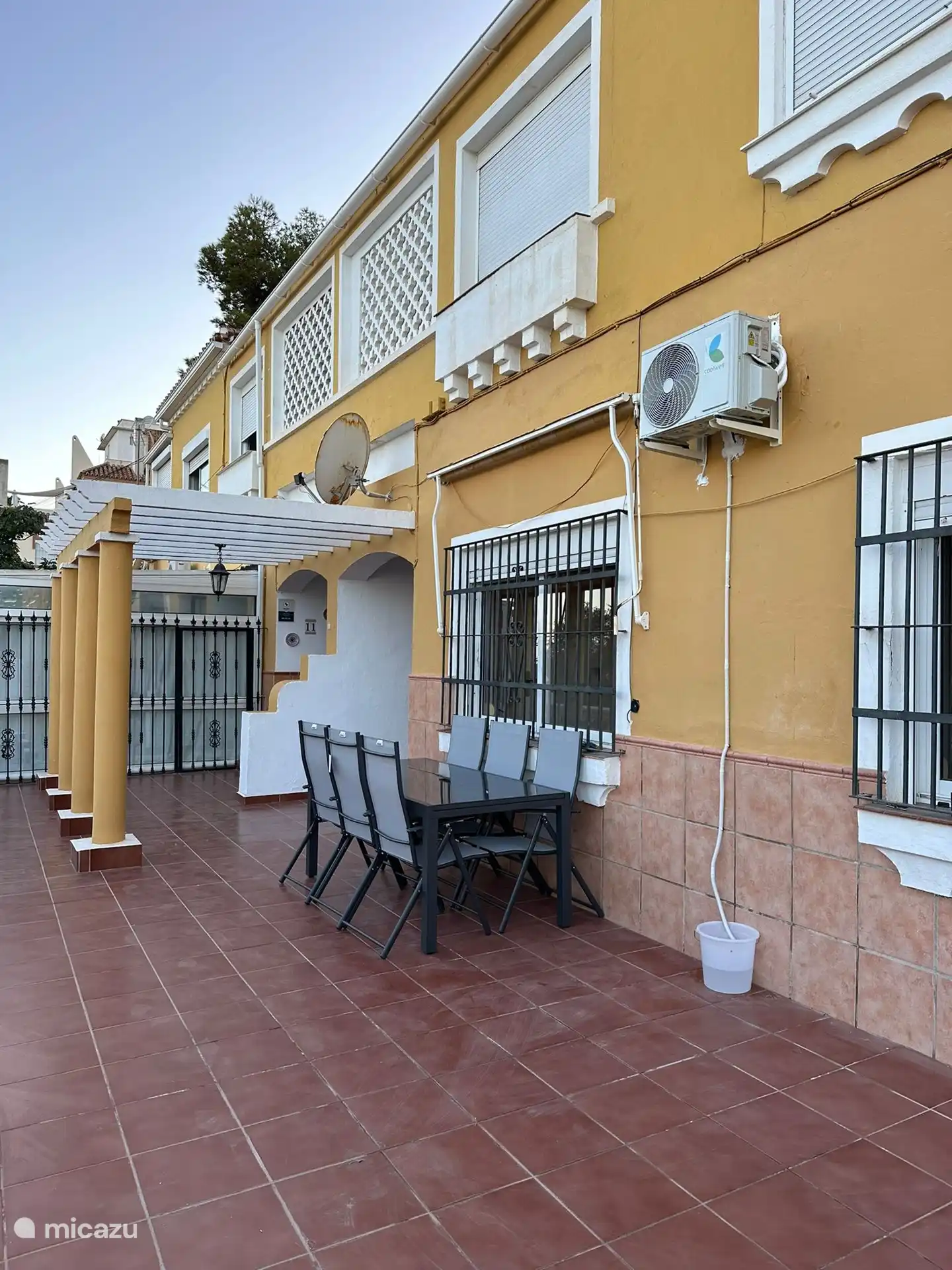 Groot terras aan de voorzijde