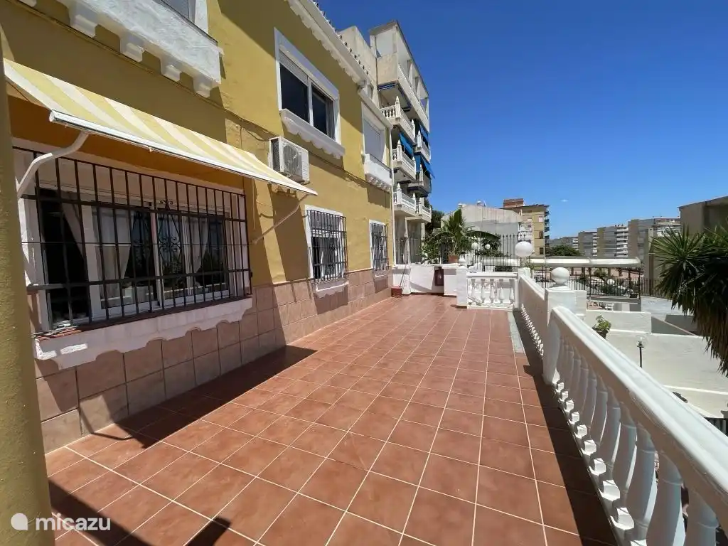 Het terras en trap naar het zwembad
