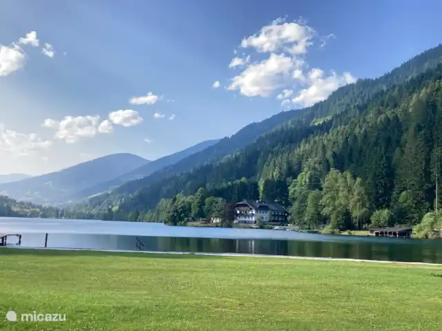 Appartement de 2 chambres et balcon  | Autriche, Carinthie, Feld Am See - appartement Vue de notre propriété, plage privée avec hangar à bateaux.