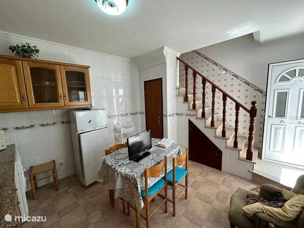 Cuisine et salon avec WC