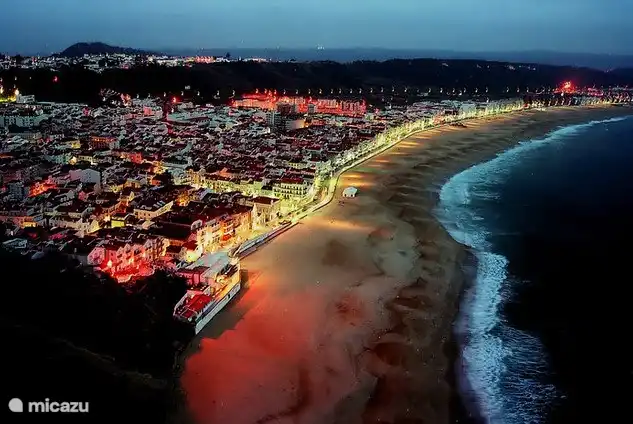 Vue de Nazaré depuis Sitio de nuit