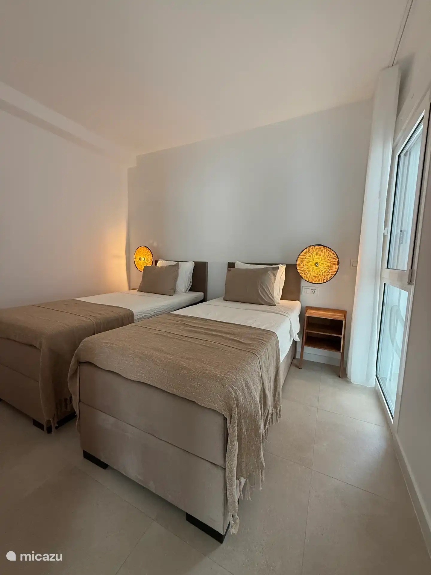 Schlafzimmer 2 Einzelbetten, sie können zusammengeschoben werden. Das Kinderbett passt auch, wenn sie gegeneinander stehen.