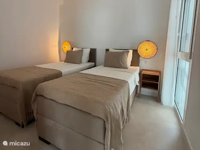 apartamento en España, Costa Blanca, Pilar de la Horadada – Casa Amari Dormitorio 2 camas individuales, se pueden juntar. La cuna también encaja una vez que están uno contra el otro.