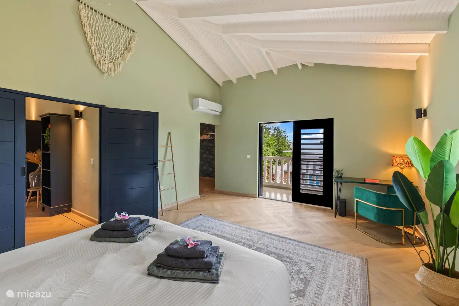 Slaapkamer 1 met ensuite badkamer