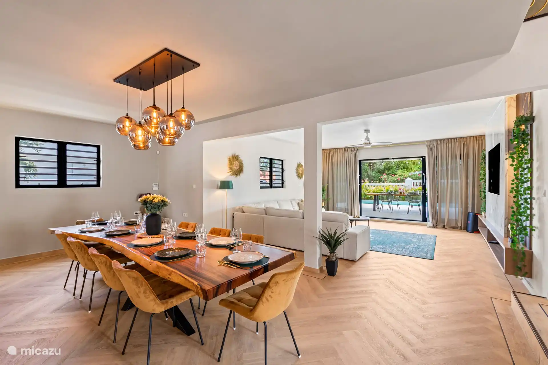 Eettafel met woonkamer