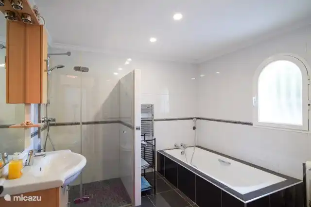 2. Badezimmer im Obergeschoss