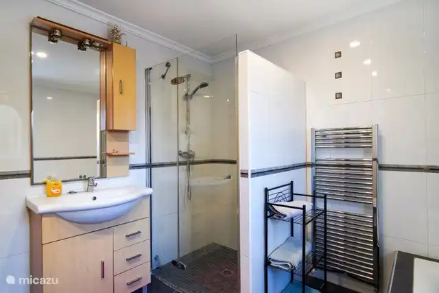 2. Badezimmer im Obergeschoss