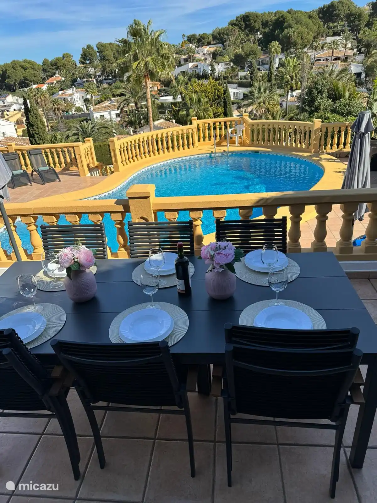 Blick von der Terrasse auf den Pool