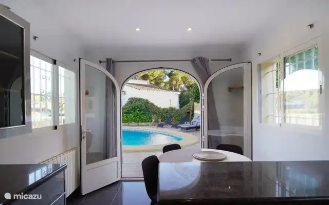 Blick auf den Pool von der Küche aus