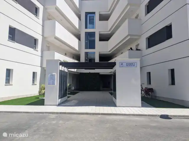 Luxe appartement met zwembadzicht huren in Spanje, Costa Blanca, Alicante - appartement Het gebouw/complex is nieuw en luxe, met moderne voorzieningen voor alle leeftijden. Er is een speeltuin voor de kinderen, een jeu de boules baan en een buiten gym voor sportliefhebbers. Daarnaast beschikt het complex over een eigen parkeergarage en een gesloten, bewaakte ingang en uitgang.