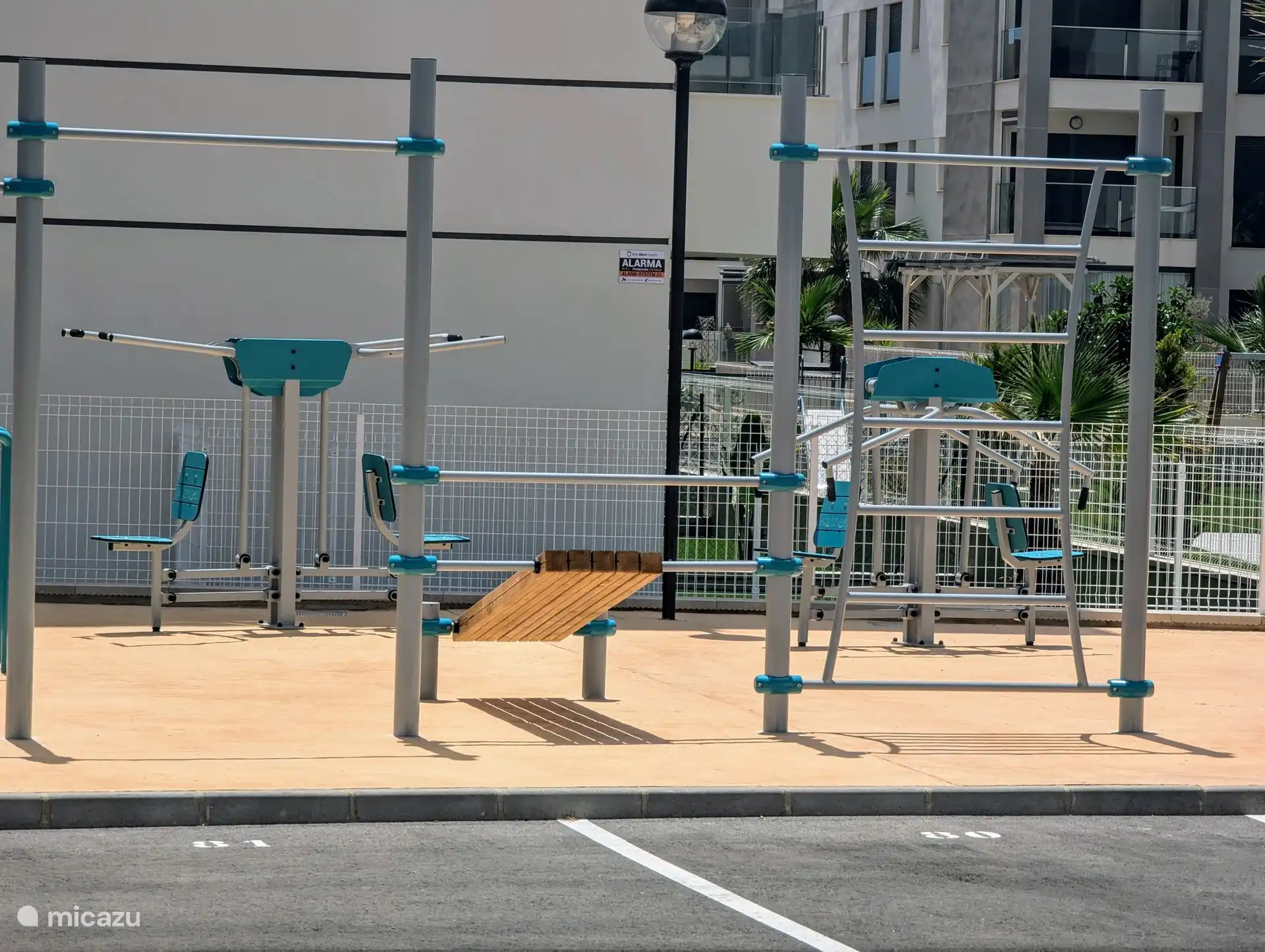 Das Gebäude/der Komplex ist neu und luxuriös, mit modernen Annehmlichkeiten für alle Altersgruppen. Es gibt einen Spielplatz für Kinder, eine Bowlingbahn und einen Fitnessraum im Freien für Sportbegeisterte. Darüber hinaus verfügt die Anlage über ein eigenes Parkhaus und eine geschlossene, bewachte Ein- und Ausfahrt.