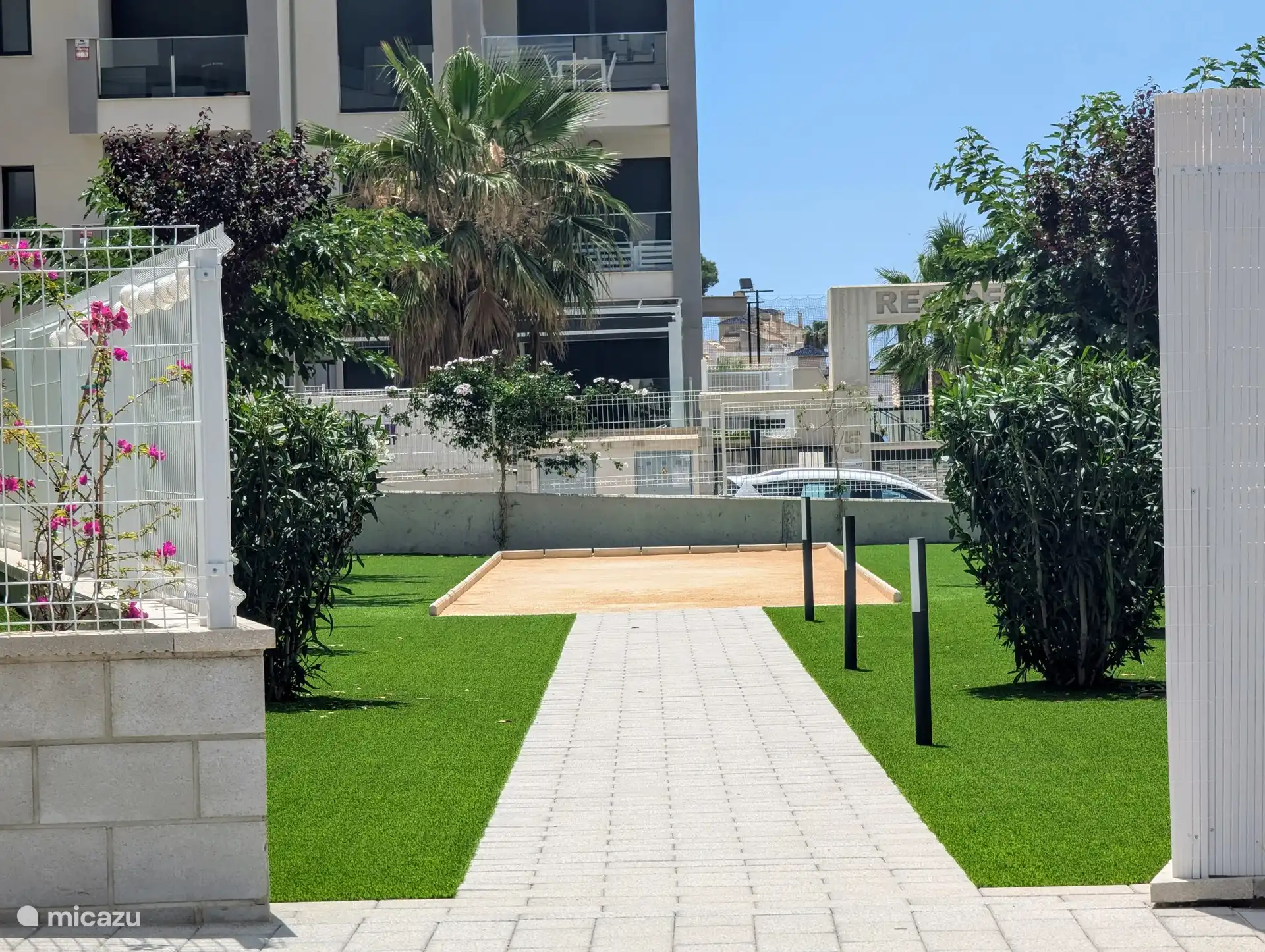 Das Gebäude/der Komplex ist neu und luxuriös, mit modernen Annehmlichkeiten für alle Altersgruppen. Es gibt einen Spielplatz für Kinder, eine Bowlingbahn und einen Fitnessraum im Freien für Sportbegeisterte. Darüber hinaus verfügt die Anlage über ein eigenes Parkhaus und eine geschlossene, bewachte Ein- und Ausfahrt.