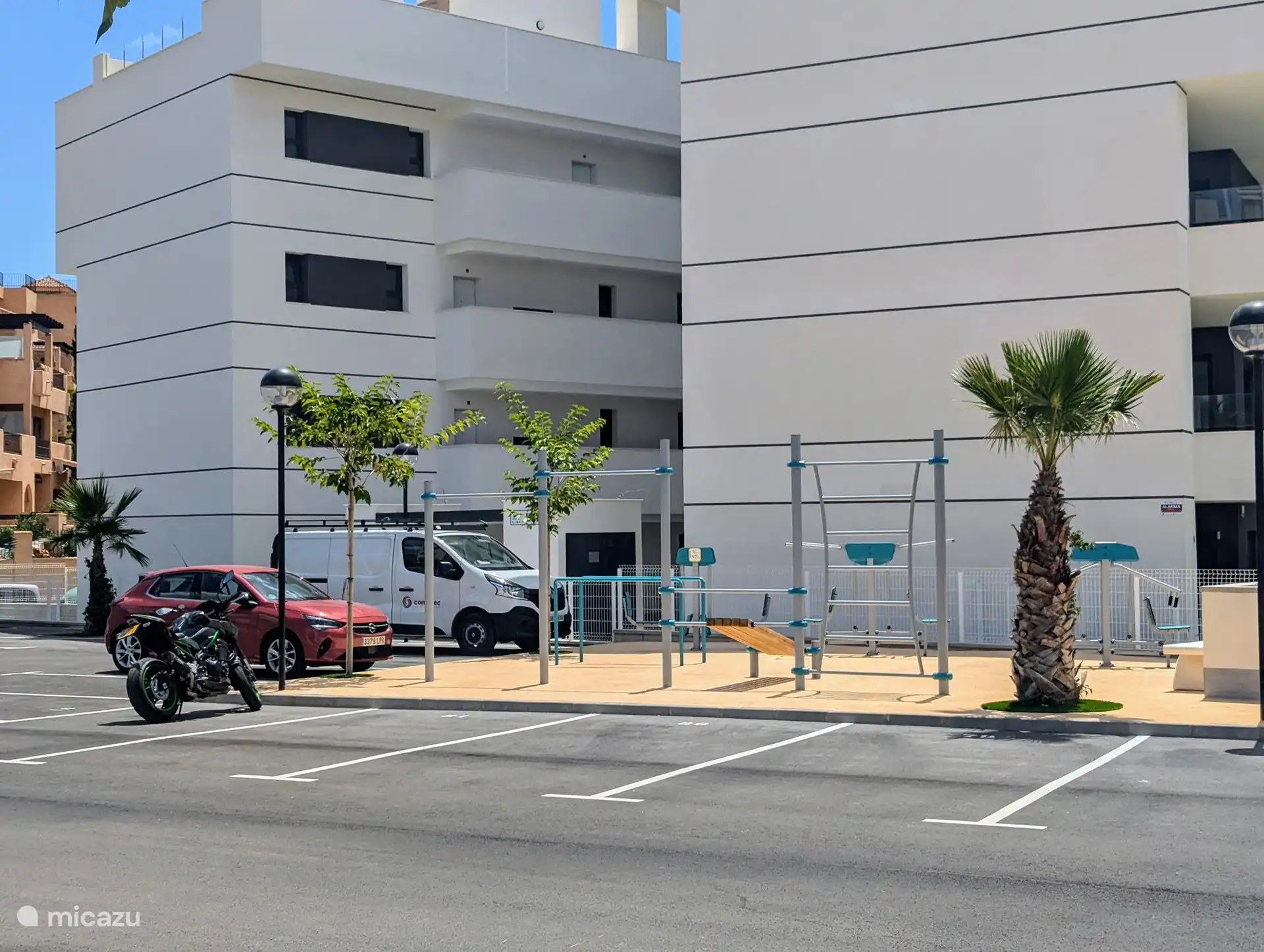 Das Gebäude/der Komplex ist neu und luxuriös, mit modernen Annehmlichkeiten für alle Altersgruppen. Es gibt einen Spielplatz für Kinder, eine Bowlingbahn und einen Fitnessraum im Freien für Sportbegeisterte. Darüber hinaus verfügt die Anlage über ein eigenes Parkhaus und eine geschlossene, bewachte Ein- und Ausfahrt.