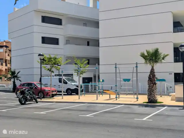 Luxe appartement met zwembadzicht huren in Spanje, Costa Blanca, Alicante - appartement Het gebouw/complex is nieuw en luxe, met moderne voorzieningen voor alle leeftijden. Er is een speeltuin voor de kinderen, een jeu de boules baan en een buiten gym voor sportliefhebbers. Daarnaast beschikt het complex over een eigen parkeergarage en een gesloten, bewaakte ingang en uitgang.