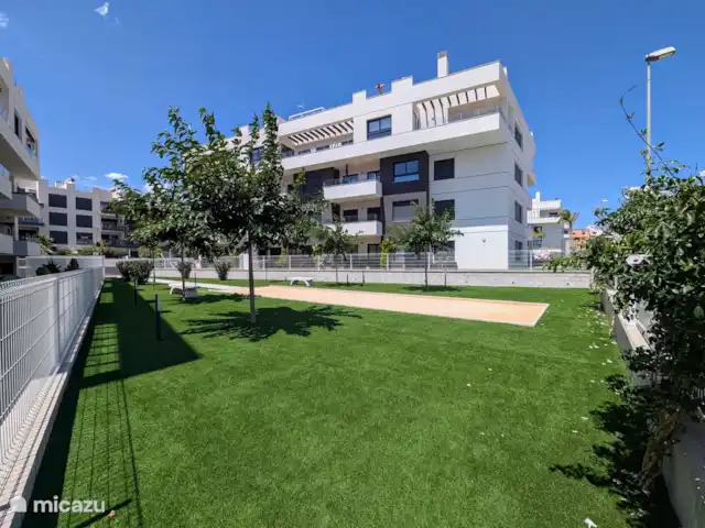 Luxe appartement met zwembadzicht huren in Spanje, Costa Blanca, Alicante - appartement Het gebouw/complex is nieuw en luxe, met moderne voorzieningen voor alle leeftijden. Er is een speeltuin voor de kinderen, een jeu de boules baan en een buiten gym voor sportliefhebbers. Daarnaast beschikt het complex over een eigen parkeergarage en een gesloten, bewaakte ingang en uitgang.