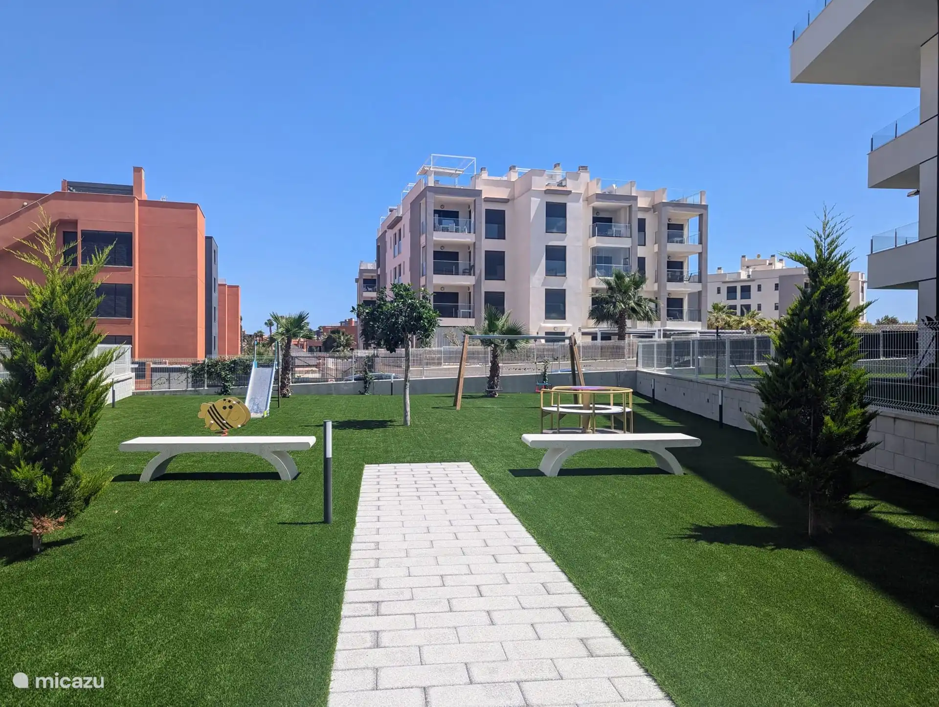 Das Gebäude/der Komplex ist neu und luxuriös, mit modernen Annehmlichkeiten für alle Altersgruppen. Es gibt einen Spielplatz für Kinder, eine Bowlingbahn und einen Fitnessraum im Freien für Sportbegeisterte. Darüber hinaus verfügt die Anlage über ein eigenes Parkhaus und eine geschlossene, bewachte Ein- und Ausfahrt.