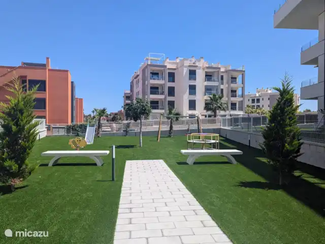 Luxe appartement met zwembadzicht huren in Spanje, Costa Blanca, Alicante - appartement Het gebouw/complex is nieuw en luxe, met moderne voorzieningen voor alle leeftijden. Er is een speeltuin voor de kinderen, een jeu de boules baan en een buiten gym voor sportliefhebbers. Daarnaast beschikt het complex over een eigen parkeergarage en een gesloten, bewaakte ingang en uitgang.