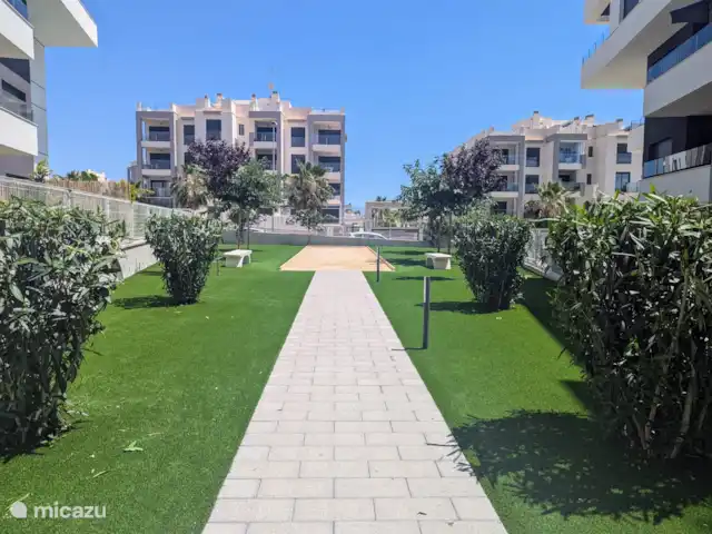 Luxe appartement met zwembadzicht huren in Spanje, Costa Blanca, Alicante - appartement Het gebouw/complex is nieuw en luxe, met moderne voorzieningen voor alle leeftijden. Er is een speeltuin voor de kinderen, een jeu de boules baan en een buiten gym voor sportliefhebbers. Daarnaast beschikt het complex over een eigen parkeergarage en een gesloten, bewaakte ingang en uitgang.