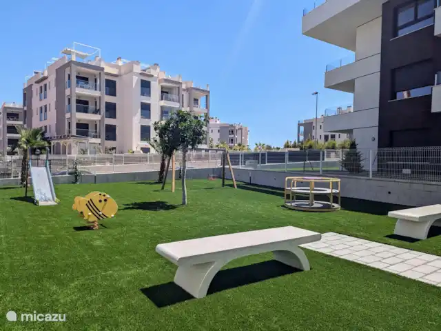 Luxe appartement met zwembadzicht huren in Spanje, Costa Blanca, Alicante - appartement Het gebouw/complex is nieuw en luxe, met moderne voorzieningen voor alle leeftijden. Er is een speeltuin voor de kinderen, een jeu de boules baan en een buiten gym voor sportliefhebbers. Daarnaast beschikt het complex over een eigen parkeergarage en een gesloten, bewaakte ingang en uitgang.