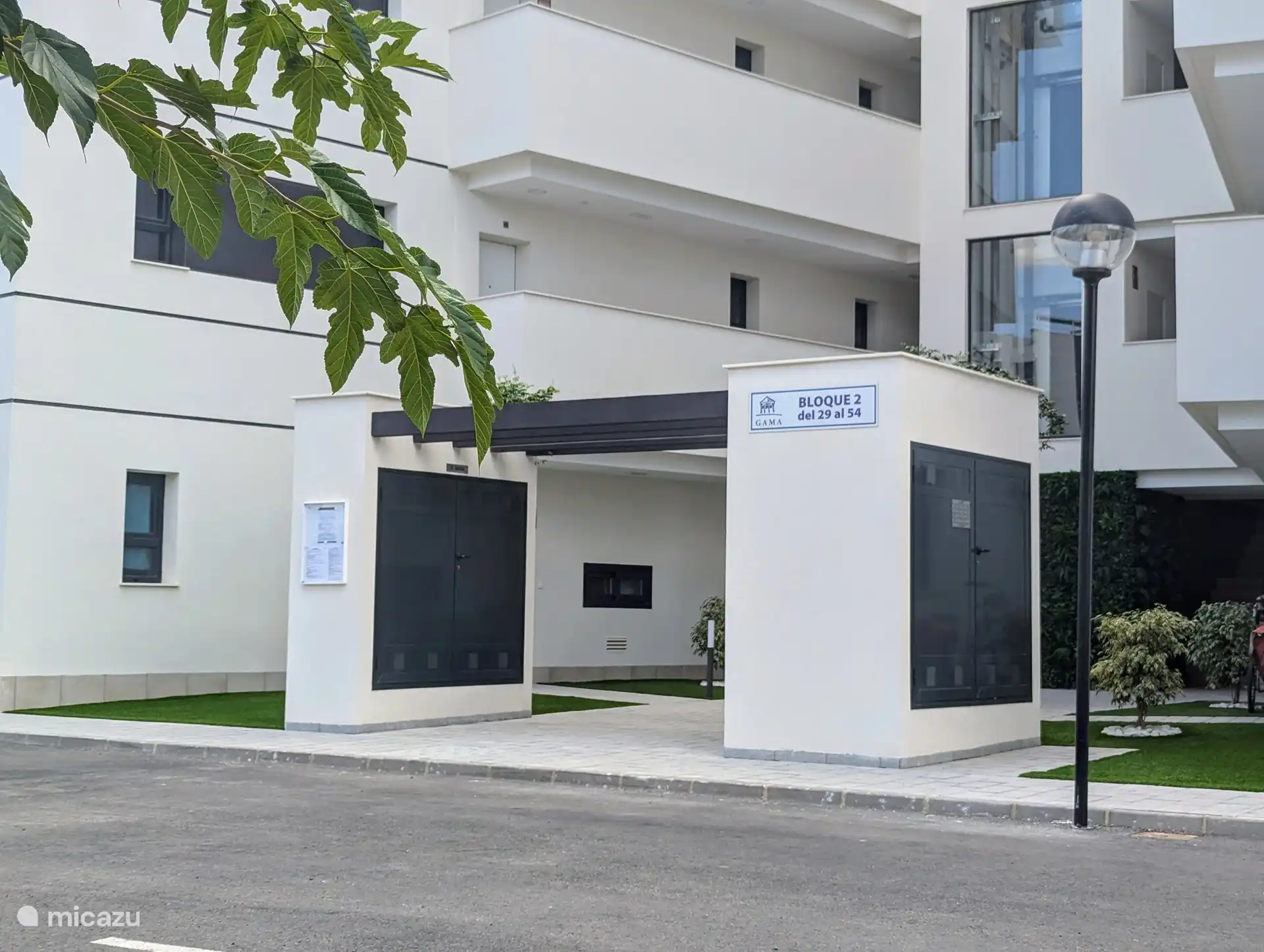 Das Gebäude/der Komplex ist neu und luxuriös, mit modernen Annehmlichkeiten für alle Altersgruppen. Es gibt einen Spielplatz für Kinder, eine Bowlingbahn und einen Fitnessraum im Freien für Sportbegeisterte. Darüber hinaus verfügt die Anlage über ein eigenes Parkhaus und eine geschlossene, bewachte Ein- und Ausfahrt.