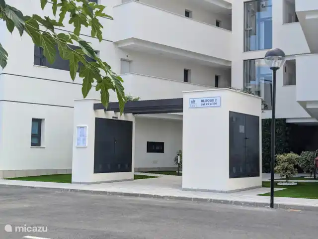 Luxe appartement met zwembadzicht huren in Spanje, Costa Blanca, Alicante - appartement Het gebouw/complex is nieuw en luxe, met moderne voorzieningen voor alle leeftijden. Er is een speeltuin voor de kinderen, een jeu de boules baan en een buiten gym voor sportliefhebbers. Daarnaast beschikt het complex over een eigen parkeergarage en een gesloten, bewaakte ingang en uitgang.