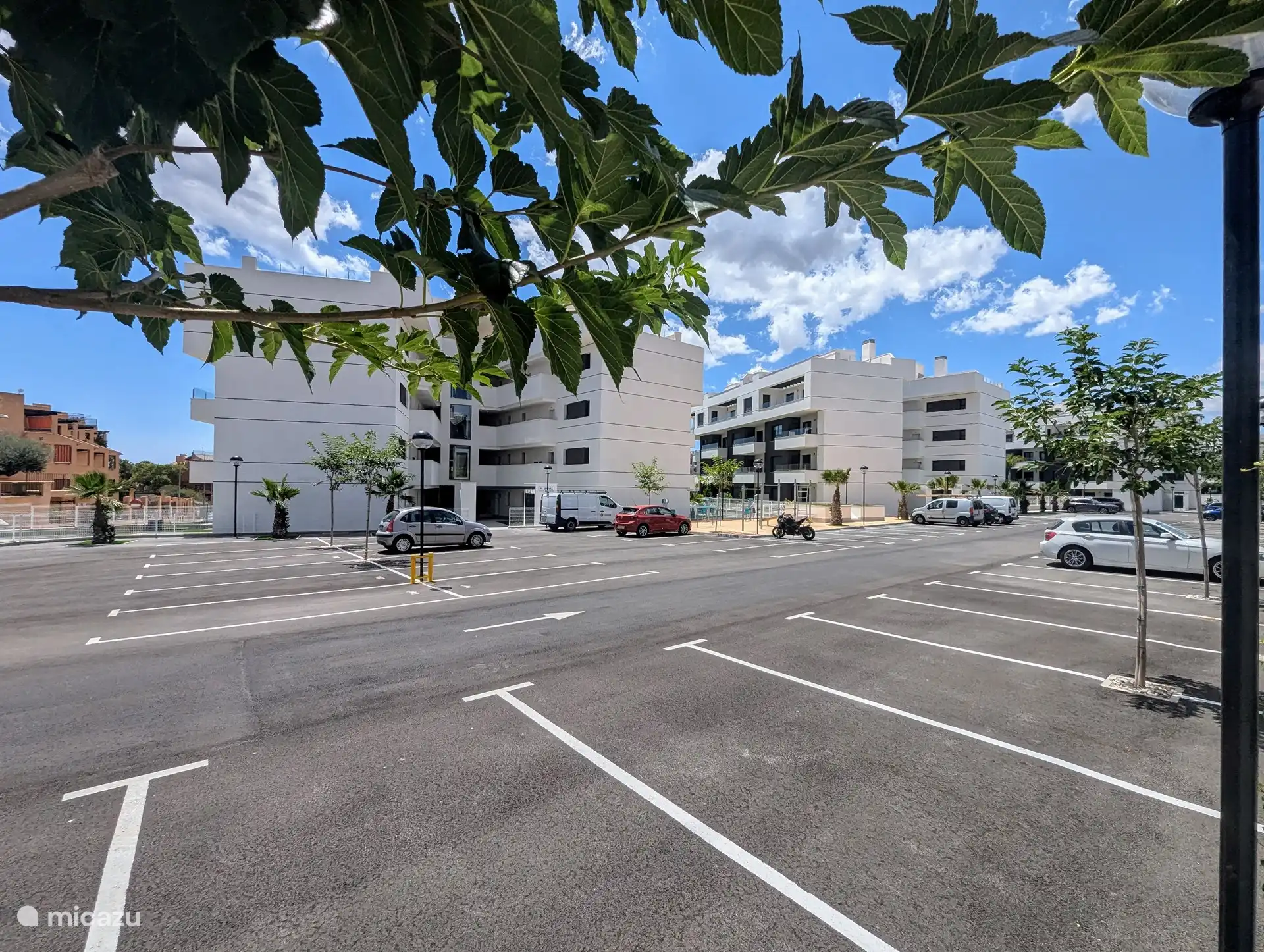 Das Gebäude/der Komplex ist neu und luxuriös, mit modernen Annehmlichkeiten für alle Altersgruppen. Es gibt einen Spielplatz für Kinder, eine Bowlingbahn und einen Fitnessraum im Freien für Sportbegeisterte. Darüber hinaus verfügt die Anlage über ein eigenes Parkhaus und eine geschlossene, bewachte Ein- und Ausfahrt.