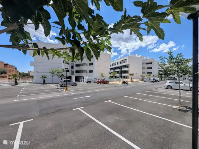 Luxe appartement met zwembadzicht huren in Spanje, Costa Blanca, Alicante - appartement Het gebouw/complex is nieuw en luxe, met moderne voorzieningen voor alle leeftijden. Er is een speeltuin voor de kinderen, een jeu de boules baan en een buiten gym voor sportliefhebbers. Daarnaast beschikt het complex over een eigen parkeergarage en een gesloten, bewaakte ingang en uitgang.