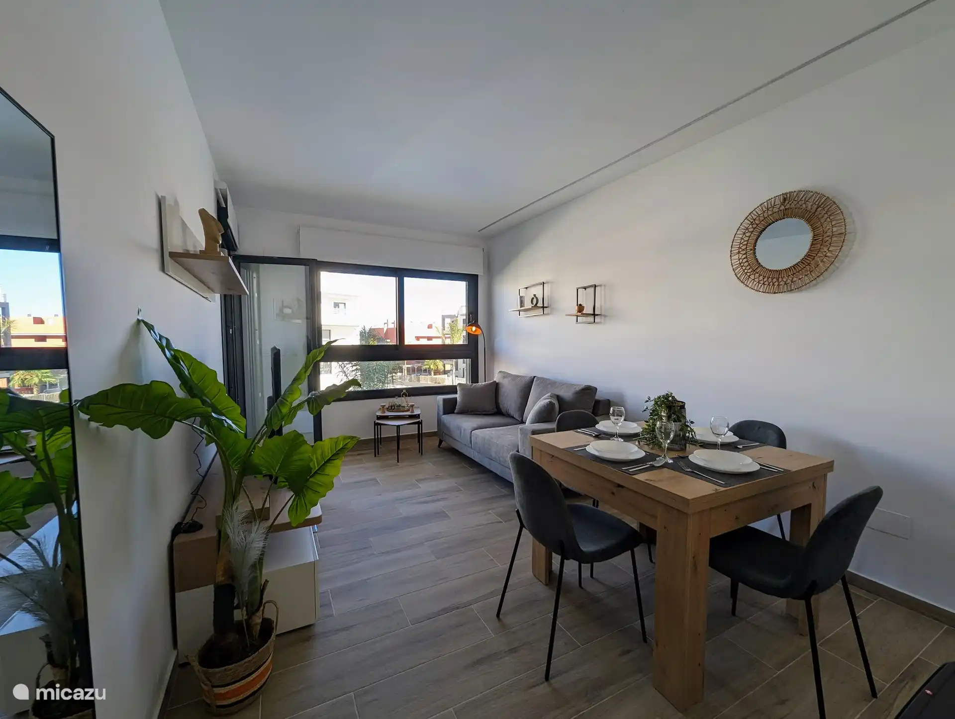 Das gemütliche Wohnzimmer strahlt Wärme und Gemütlichkeit aus, mit bequemen Möbeln und einem ansprechenden Interieur. Durch die großen Fenster haben Sie einen schönen Blick auf den Pool, der ein wunderbares Gefühl von Weite und Ruhe vermittelt.