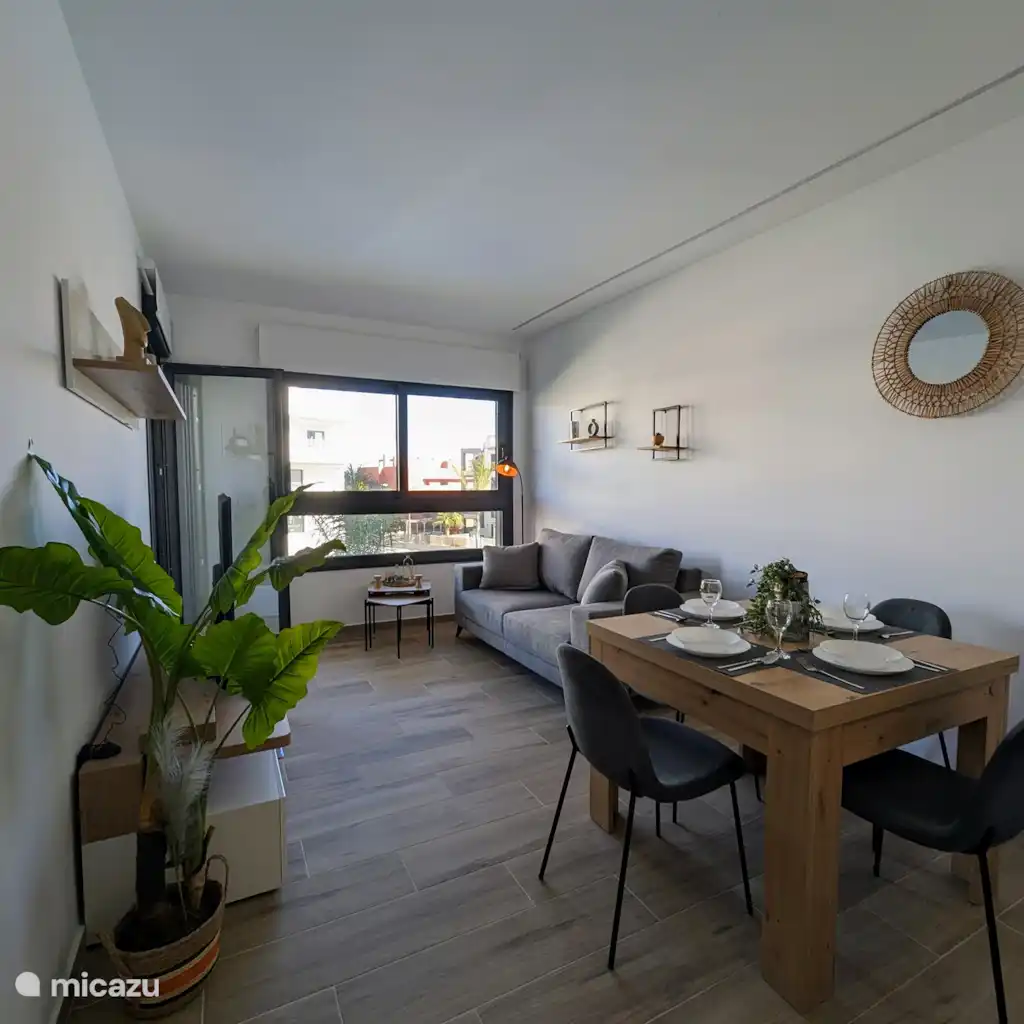 Luxe appartement met zwembadzicht
