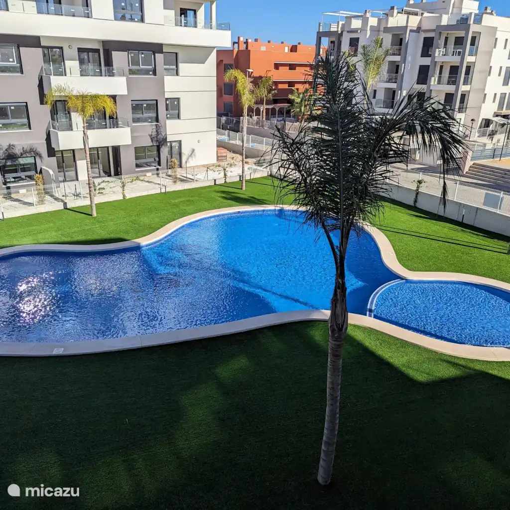 Luxe appartement met zwembadzicht