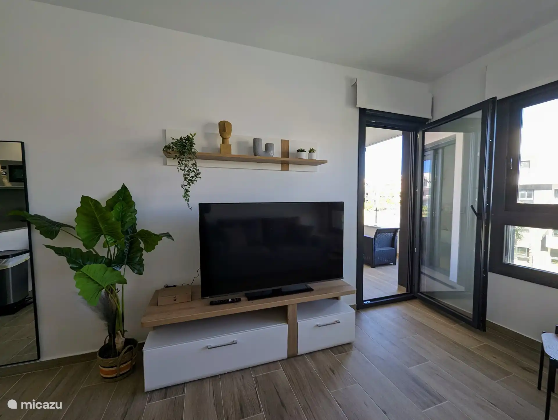 Das gemütliche Wohnzimmer strahlt Wärme und Gemütlichkeit aus, mit bequemen Möbeln und einem ansprechenden Interieur. Durch die großen Fenster haben Sie einen schönen Blick auf den Pool, der ein wunderbares Gefühl von Weite und Ruhe vermittelt.