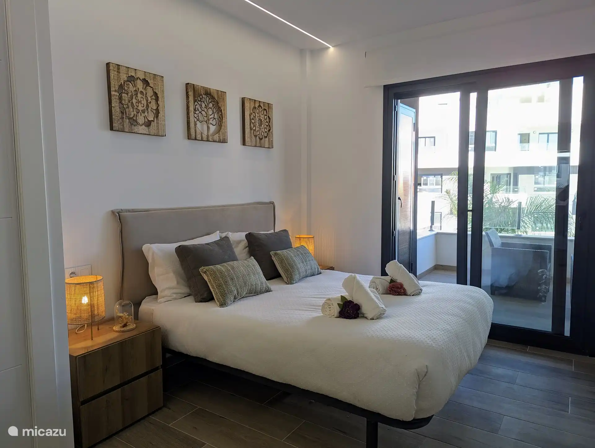 Schlafzimmer 1: Dieses geräumige Schlafzimmer verfügt über einen großen Einbauschrank und ein modernes Bad mit luxuriösen Annehmlichkeiten. Durch die Terrassentüren haben Sie direkten Zugang zum Balkon, von wo aus Sie einen schönen Blick auf den Pool genießen können. 