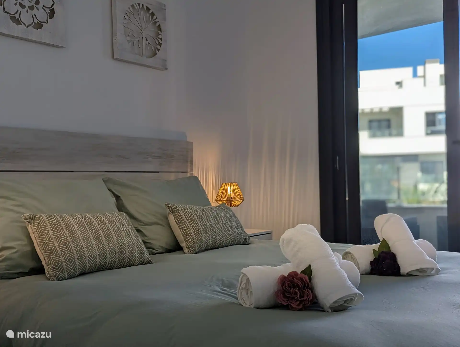 Schlafzimmer 2 hat direkten Zugang zum Balkon, von wo aus Sie eine schöne Aussicht genießen können. Das Zimmer verfügt über einen geräumigen Einbauschrank und nutzt das zweite Badezimmer, das sich in der Nähe befindet. Ein komfortabler und praktischer Raum für einen wunderbaren Aufenthalt.