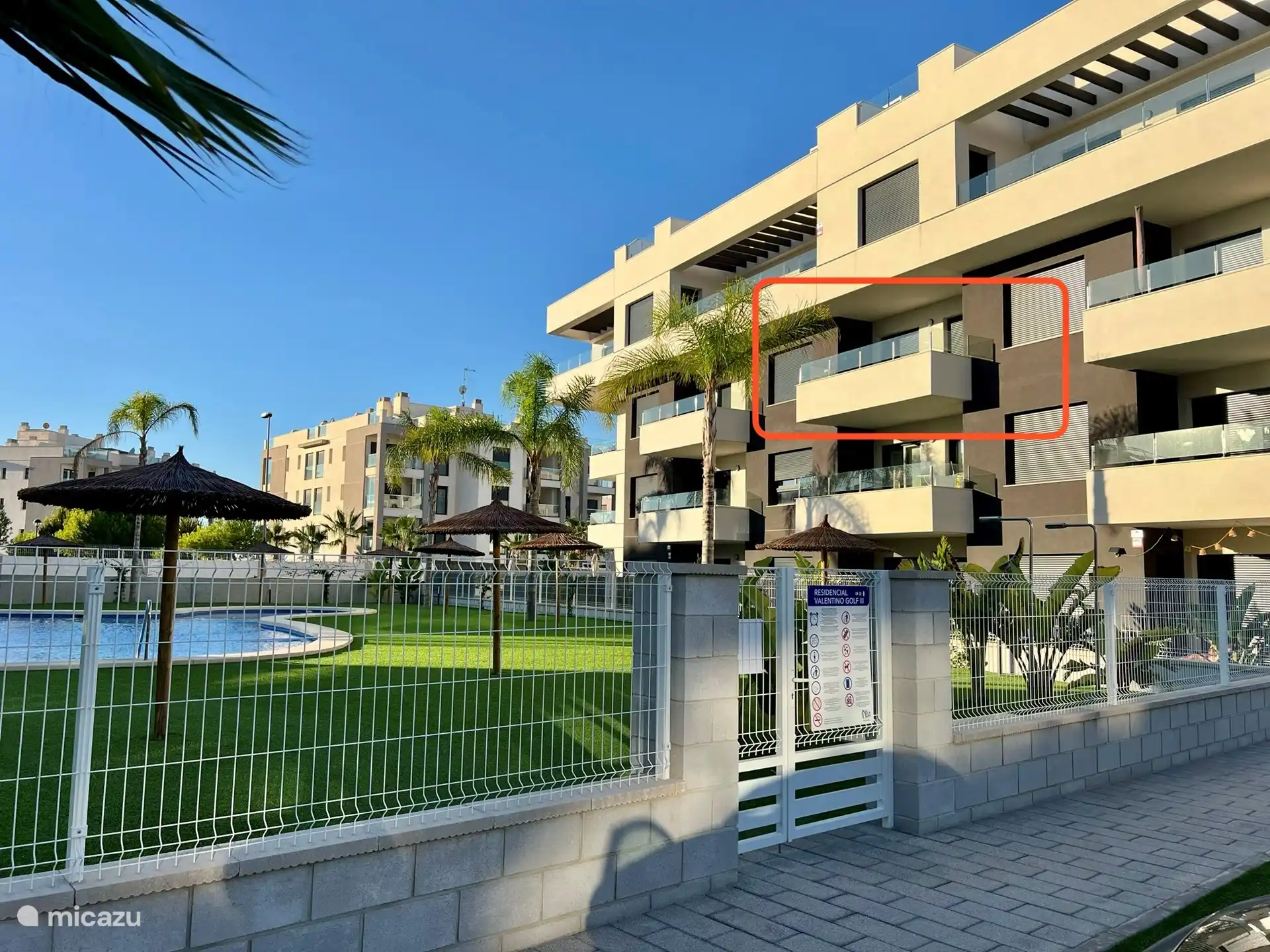 Das Gebäude/der Komplex ist neu und luxuriös, mit modernen Annehmlichkeiten für alle Altersgruppen. Es gibt einen Spielplatz für Kinder, eine Bowlingbahn und einen Fitnessraum im Freien für Sportbegeisterte. Darüber hinaus verfügt die Anlage über ein eigenes Parkhaus und eine geschlossene, bewachte Ein- und Ausfahrt.