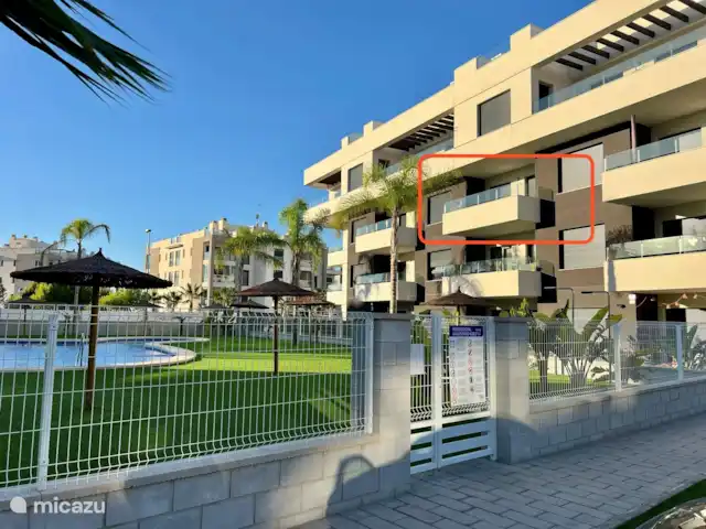 Luxe appartement met zwembadzicht huren in Spanje, Costa Blanca, Alicante - appartement Het gebouw/complex is nieuw en luxe, met moderne voorzieningen voor alle leeftijden. Er is een speeltuin voor de kinderen, een jeu de boules baan en een buiten gym voor sportliefhebbers. Daarnaast beschikt het complex over een eigen parkeergarage en een gesloten, bewaakte ingang en uitgang.