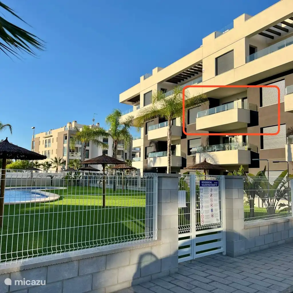 Luxe appartement met zwembadzicht