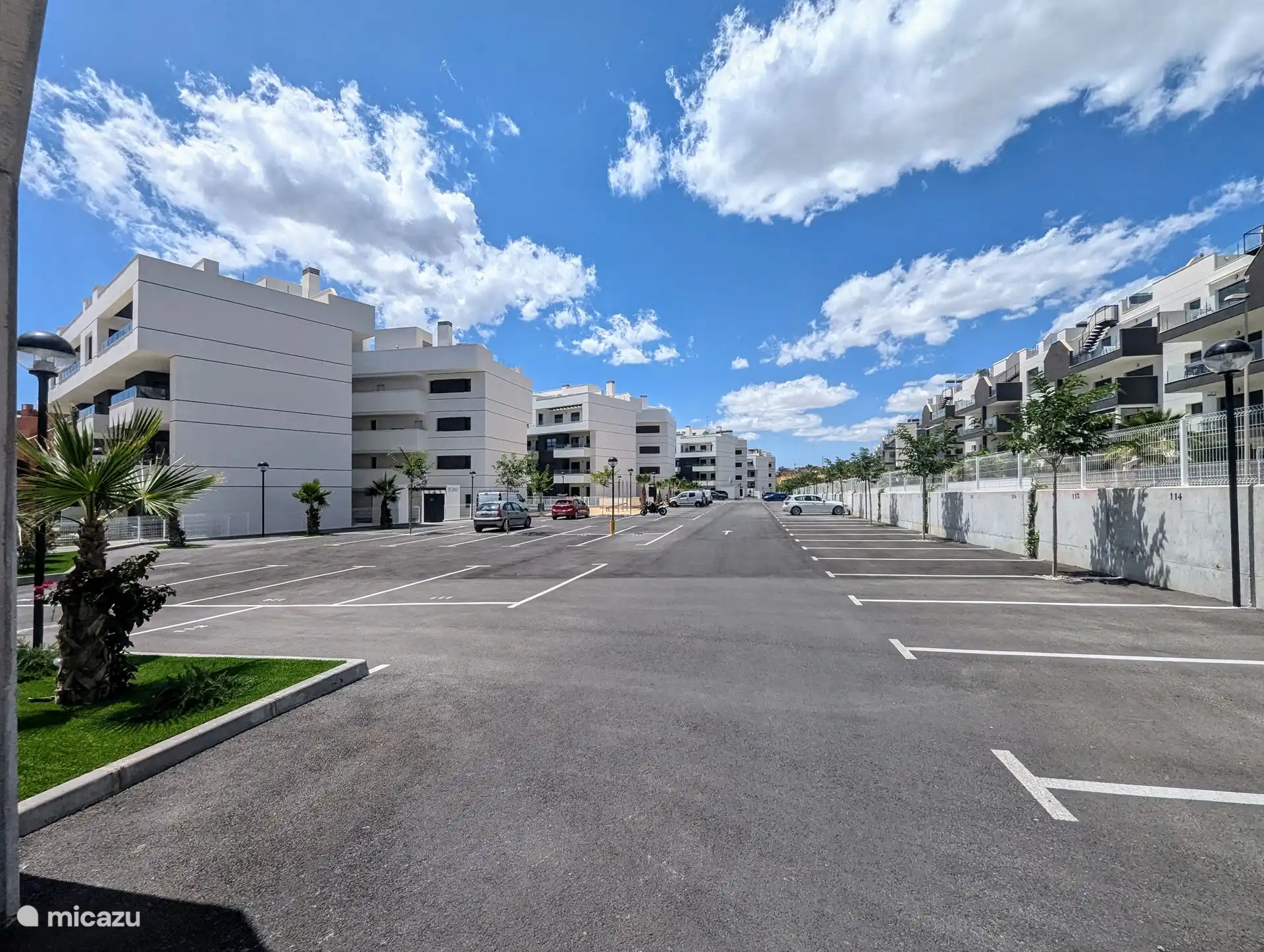 Das Gebäude/der Komplex ist neu und luxuriös, mit modernen Annehmlichkeiten für alle Altersgruppen. Es gibt einen Spielplatz für Kinder, eine Bowlingbahn und einen Fitnessraum im Freien für Sportbegeisterte. Darüber hinaus verfügt die Anlage über ein eigenes Parkhaus und eine geschlossene, bewachte Ein- und Ausfahrt.