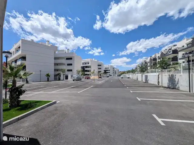 Luxe appartement met zwembadzicht huren in Spanje, Costa Blanca, Alicante - appartement Het gebouw/complex is nieuw en luxe, met moderne voorzieningen voor alle leeftijden. Er is een speeltuin voor de kinderen, een jeu de boules baan en een buiten gym voor sportliefhebbers. Daarnaast beschikt het complex over een eigen parkeergarage en een gesloten, bewaakte ingang en uitgang.