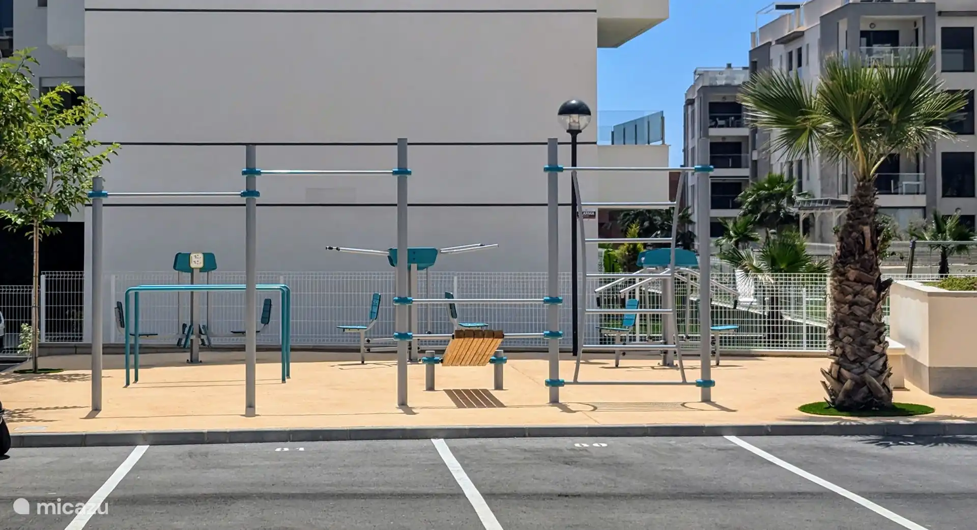 Das Gebäude ist neu und luxuriös, mit modernen Annehmlichkeiten für alle Altersgruppen. Es gibt einen Spielplatz für Kinder, eine Bowlingbahn und einen Fitnessraum im Freien für Sportbegeisterte. Darüber hinaus verfügt die Anlage über ein eigenes Parkhaus und eine geschlossene, bewachte Ein- und Ausfahrt.