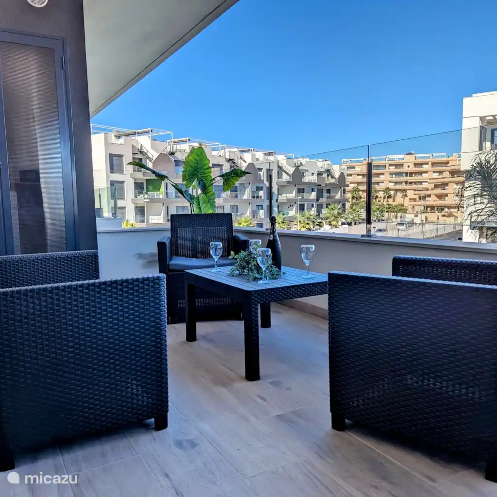 Luxe appartement met zwembadzicht
