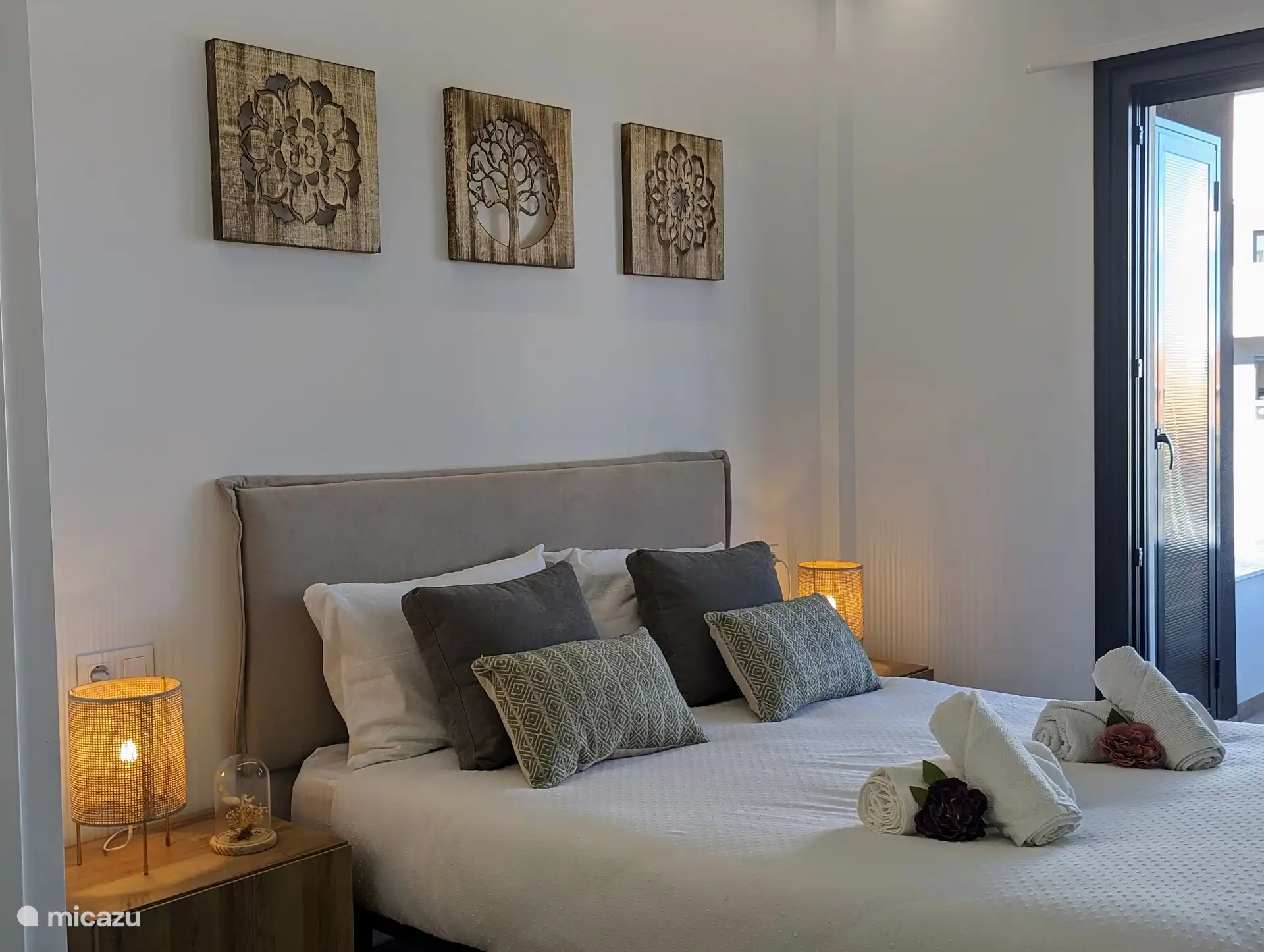 Schlafzimmer 1: Dieses geräumige Schlafzimmer verfügt über einen großen Einbauschrank und ein modernes Bad mit luxuriösen Annehmlichkeiten. Durch die Terrassentüren haben Sie direkten Zugang zum Balkon, von wo aus Sie einen schönen Blick auf den Pool genießen können. 