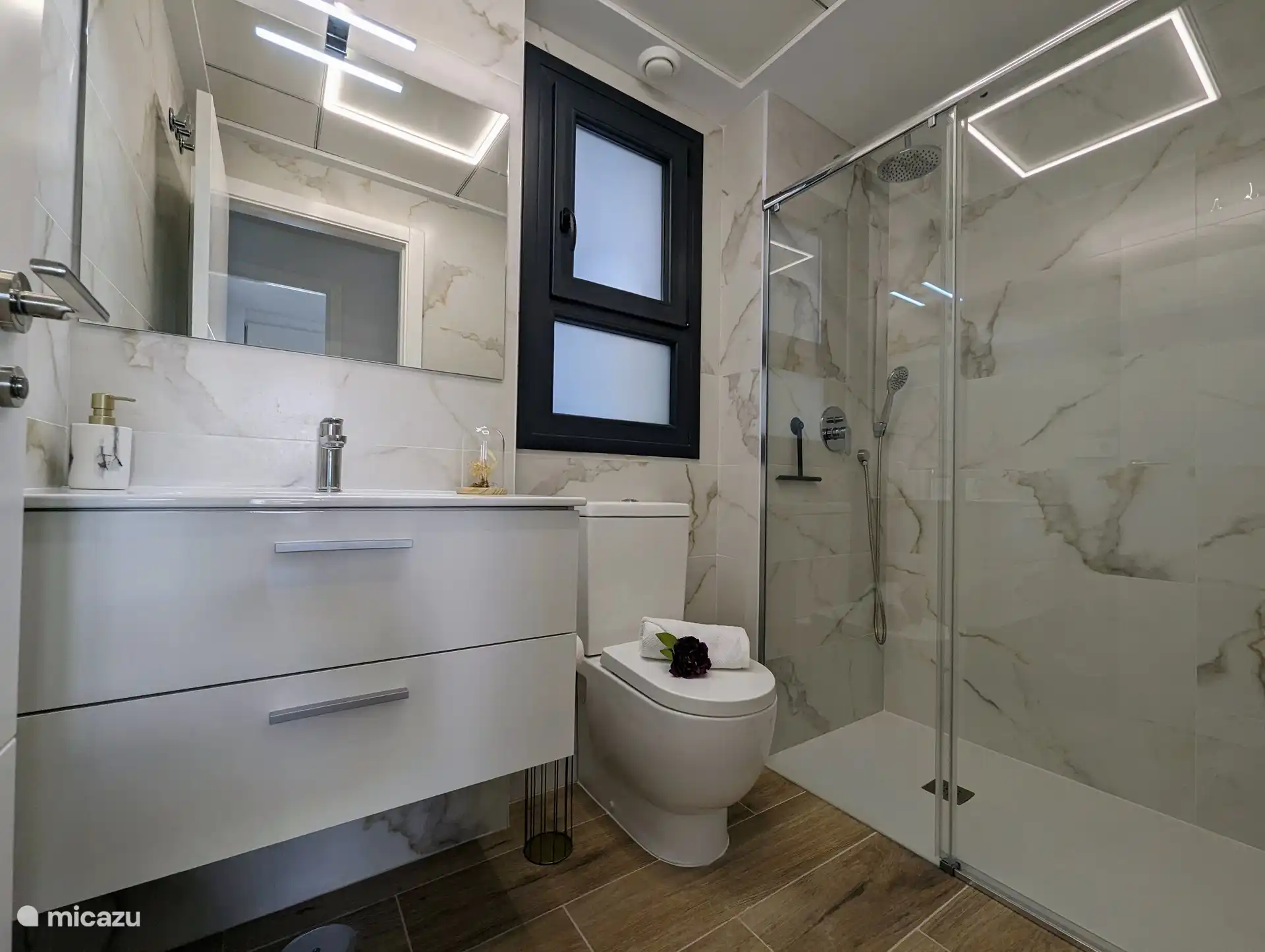 Das zweite Badezimmer ist neu und luxuriös und mit modernen Annehmlichkeiten wie einer geräumigen ebenerdigen Dusche, einem stilvollen Waschbecken und einer Toilette ausgestattet. Das schlanke Finish und die hochwertigen Materialien sorgen für Komfort und einen zeitgemäßen Look.